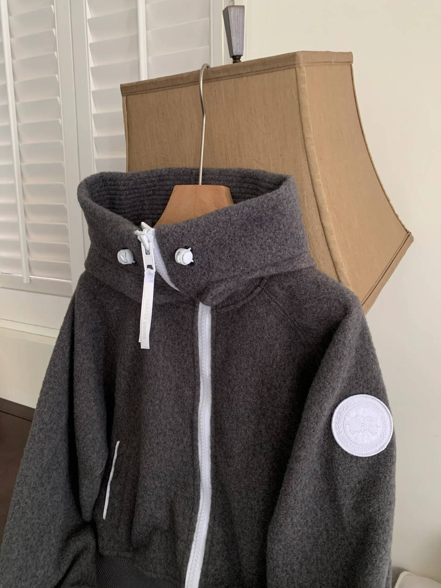 P660 Big Goose White Label Hooded Cashmere Sweatshirt Jacket [Original Mold] [Perfectly Restored] Canada Goose Canada Goose SS22 Chilliwack Humanature 01 Logo Label Zipper Drawstring Hooded Fleece Long Sleeve Bomber Jacket 7102W1 Exclusively customized wool fabric. Only compared with ZP. The popularity of this season’s new style does not require any elaboration. The fabric is warm and comfortable long plush. It is easy to put on and take off. High-tech breathable space cotton liner. It makes the entire garment very stiff and soft, comfortable and lightweight at the same time. Breathable, soft, not sweaty, lightweight, stylish, and non-deformable. The iconic double-striped reflective strips are designed behind the collar and hood. No detail is missed. High-density goose badge. All threaded accessories are customized. Three colors to choose from. Each one is super western. The upper body effect is very high-end. The loose version is not bloated at all. It is quite fashionable. It can be said that it is a very unique design. This year's must-have style is the same for men and women🔥 Color: black color code, dark gray, goose egg yolk Size: XS.-M
